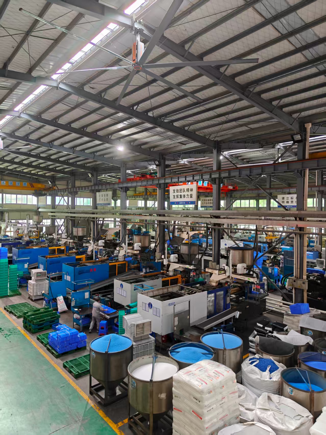 卡板塑膠成型現(xiàn)場(chǎng)